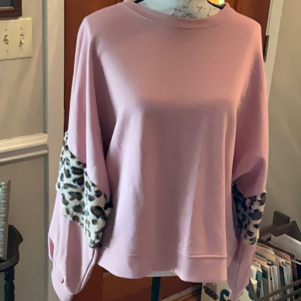 Women’s sweatshirt w animal print on sleeve